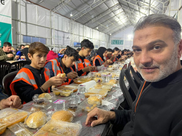 Kahramanmaraş'ta bulunan Hasene Çadırımızda depremzedelerle birlikte iftar yemeği düzenledik.