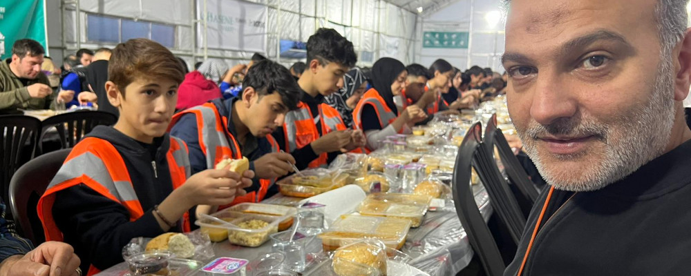 Kahramanmaraş'ta bulunan Hasene Çadırımızda depremzedelerle birlikte iftar yemeği düzenledik.